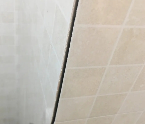 金川瓷砖空鼓维修公司分享阳台瓷砖脱落的修复过程可以分为以下几个步骤